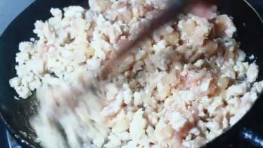 Tavuk ve bezelyeli pizza.