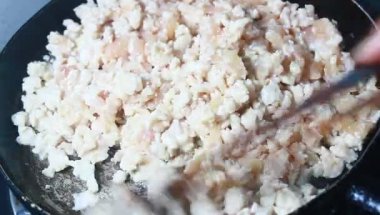 Tavuk ve bezelyeli pizza.