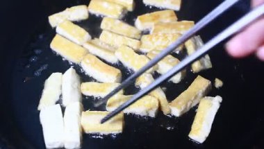 soya peyniri ile tavada kızartılmış sebzeler