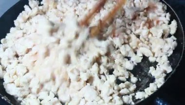 Tavuk ve bezelyeli pizza.