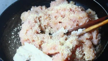 Tavuk ve bezelyeli pizza.