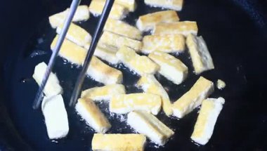 soya peyniri ile tavada kızartılmış sebzeler