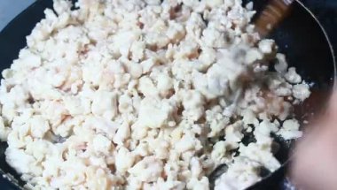 Tavuk ve bezelyeli pizza.