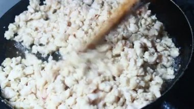 Tavuk ve bezelyeli pizza.