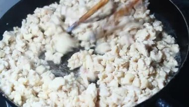 Tavuk ve bezelyeli pizza.