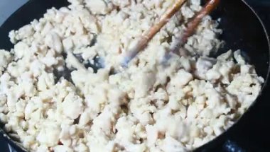 Tavuk ve bezelyeli pizza.