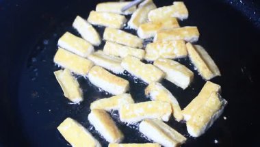 soya peyniri ile tavada kızartılmış sebzeler