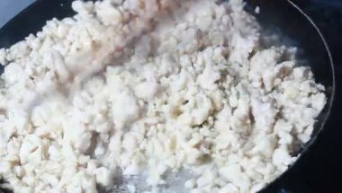 Tavuk ve bezelyeli pizza.