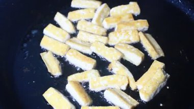 soya peyniri ile tavada kızartılmış sebzeler