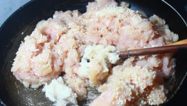 Tavuk ve bezelyeli pizza.