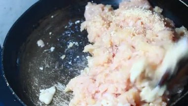 Tavuk ve bezelyeli pizza.