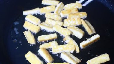 soya peyniri ile tavada kızartılmış sebzeler