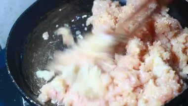 Tavuk ve bezelyeli pizza.