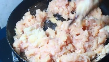 Tavuk ve bezelyeli pizza.