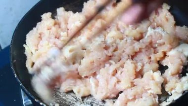 Tavuk ve bezelyeli pizza.