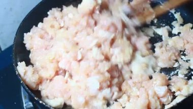 Tavuk ve bezelyeli pizza.