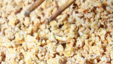 Tavuk ve bezelyeli pizza.