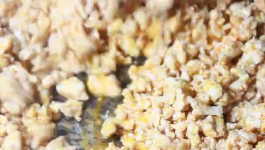 Tavuk ve bezelyeli pizza.