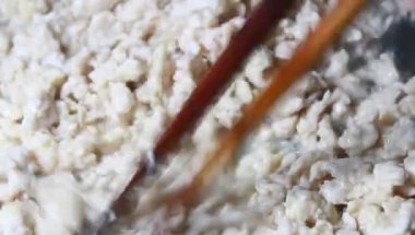 Tavuk ve bezelyeli pizza.