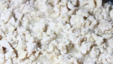 Tavuk ve bezelyeli pizza.