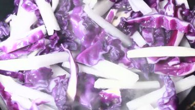 soya peyniri ile tavada kızartılmış sebzeler