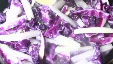 soya peyniri ile tavada kızartılmış sebzeler