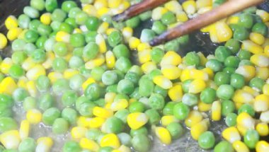 Tavuk ve bezelyeli pizza.