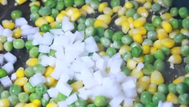 Tavuk ve bezelyeli pizza.