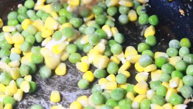 Tavuk ve bezelyeli pizza.