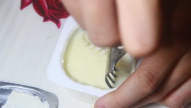 Donmuş yoğurdun tadını çıkar.