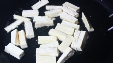 soya peyniri ile tavada kızartılmış sebzeler