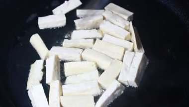 soya peyniri ile tavada kızartılmış sebzeler