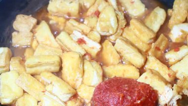 Yumurtalı domates sosu.