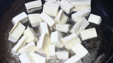 Yumurtalı domates sosu.