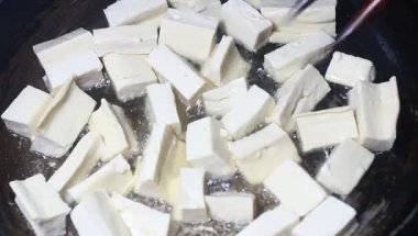 Yumurtalı domates sosu.