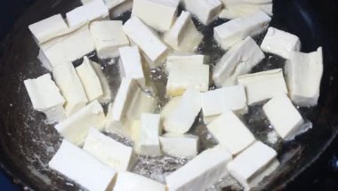 Yumurtalı domates sosu.