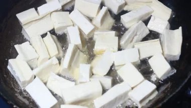 Yumurtalı domates sosu.