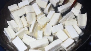 Yumurtalı domates sosu.