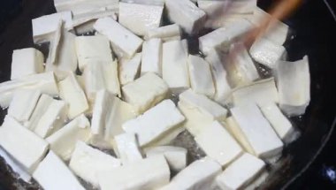 Yumurtalı domates sosu.