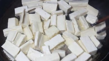 Yumurtalı domates sosu.