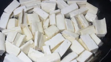 Yumurtalı domates sosu.