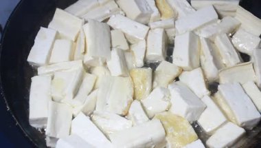 Yumurtalı domates sosu.