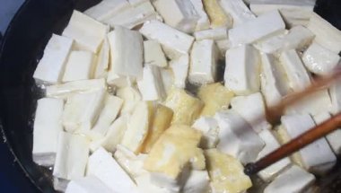 Yumurtalı domates sosu.