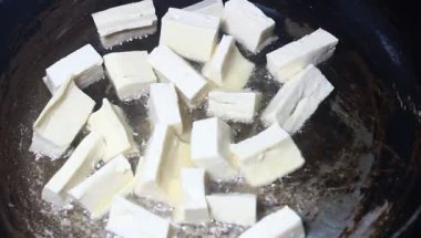 Yumurtalı domates sosu.