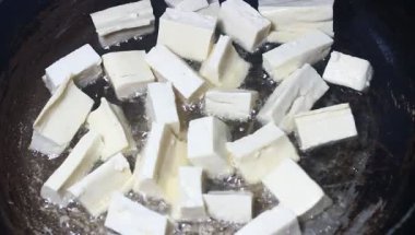 Yumurtalı domates sosu.