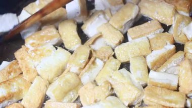 Yumurtalı domates sosu.