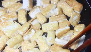 Yumurtalı domates sosu.