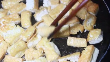 Yumurtalı domates sosu.