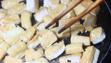 Yumurtalı domates sosu.