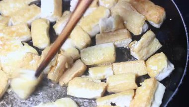 Yumurtalı domates sosu.